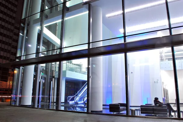 Modern bina. Modern ofis binası ile cam cephe