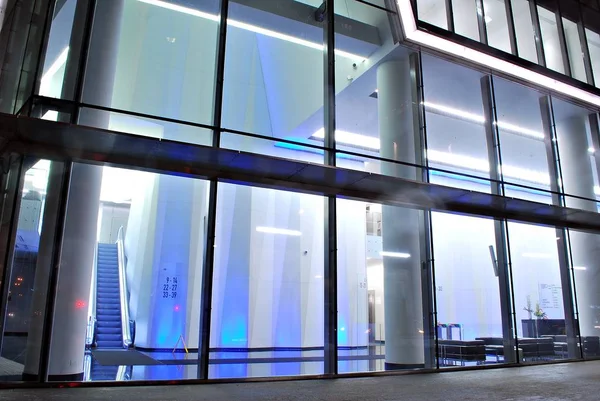 Moderní budova. Moderní kancelářská budova s fasádou ze skla — Stock fotografie