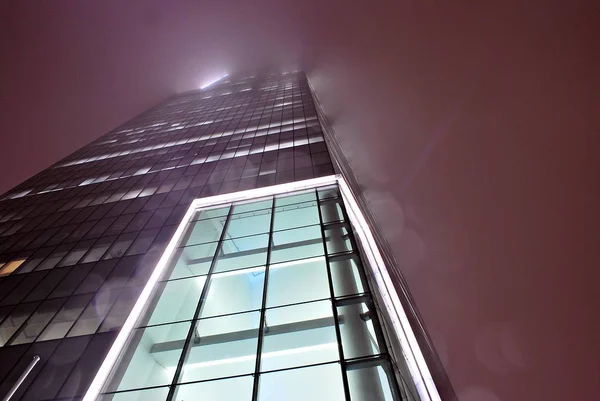 Modern bina. Modern ofis binası ile cam cephe