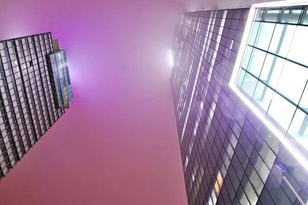 Modern bina. Modern ofis binası ile cam cephe