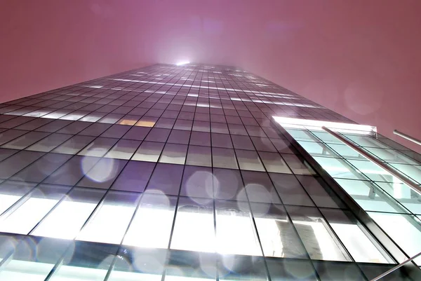 Modern byggnad. Modern kontorsbyggnad med fasad av glas — Stockfoto