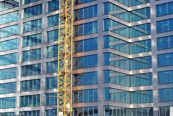 Bâtiment moderne. Immeuble de bureaux moderne avec façade en verre — Photo
