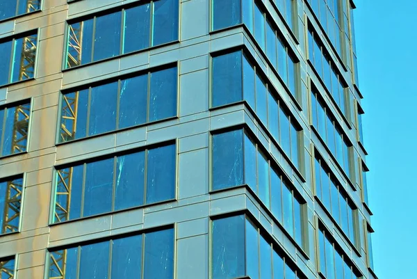 Modern building. Modern office building with facade of glass — Stock Photo, Image