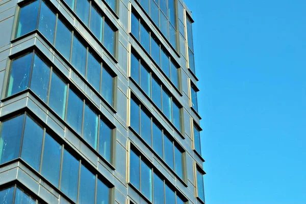 A modern épületben. Az üveg homlokzattal rendelkező modern irodaház — Stock Fotó