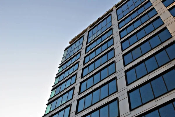 Modern bina. Modern ofis binası ile cam cephe