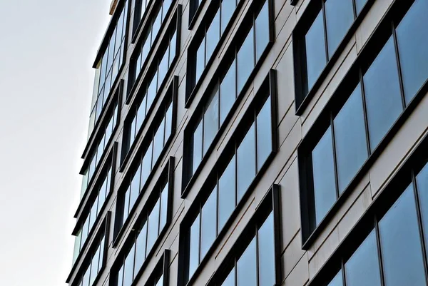 Modern bina. Modern ofis binası ile cam cephe