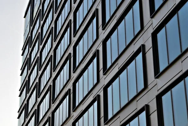 Modern bina. Modern ofis binası ile cam cephe