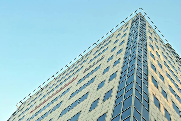 Modern building. Modern office building with facade of glass — Stock Photo, Image