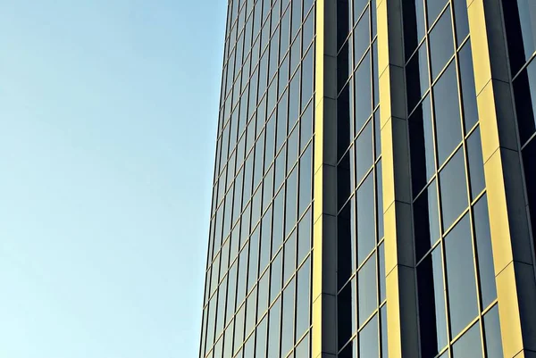 Modern bina. Modern ofis binası ile cam cephe