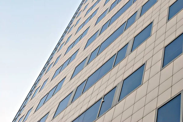 Modern bina. Modern ofis binası ile cam cephe