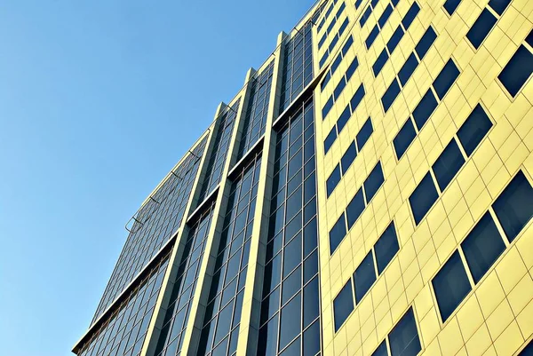 Modern bina. Modern ofis binası ile cam cephe