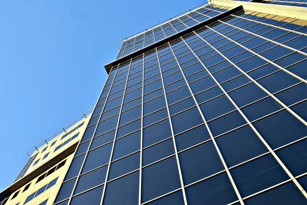 Nowoczesny budynek. Nowoczesny biurowiec z fasadą ze szkła — Zdjęcie stockowe