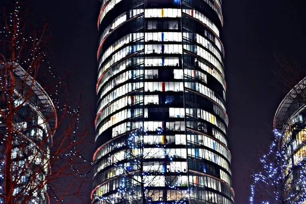 Modern bina. Modern ofis binası ile cam cephe — Stok fotoğraf