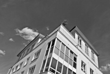 Modern apartman dış görünüşü. siyah ve beyaz