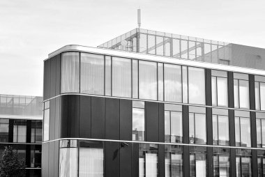 Modern bina. Modern ofis binası ile cam cephe. Siyah ve beyaz