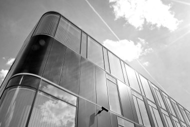 Modern bina. Modern ofis binası ile cam cephe. Siyah ve beyaz