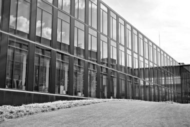 Modern bina. Modern ofis binası ile cam cephe. Siyah ve beyaz