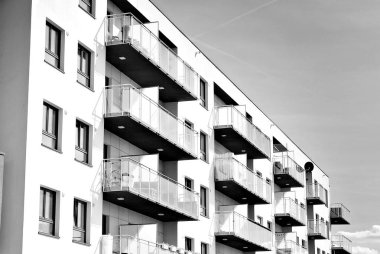 Modern apartman dış görünüşü. siyah ve beyaz