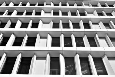 Modern bina. Modern ofis binası ile cam cephe. Siyah ve beyaz