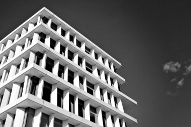 Modern bina. Modern ofis binası ile cam cephe. Siyah ve beyaz