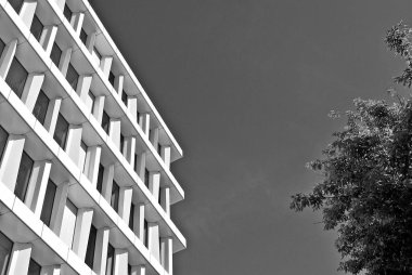 Modern bina. Modern ofis binası ile cam cephe. Siyah ve beyaz