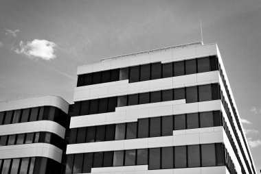 Modern bina. Modern ofis binası ile cam cephe. Siyah ve beyaz