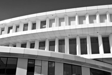 Modern bina. Modern ofis binası ile cam cephe. Siyah ve beyaz