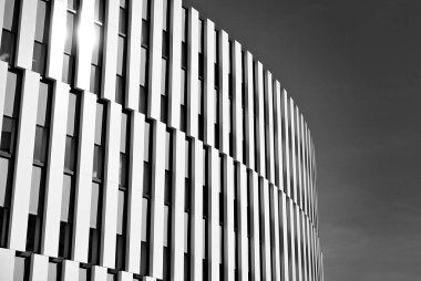 Modern bina. Modern ofis binası ile cam cephe. Siyah ve beyaz