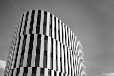 Modern bina. Modern ofis binası ile cam cephe. Siyah ve beyaz