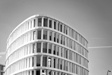 Modern bina. Modern ofis binası ile cam cephe. Siyah ve beyaz