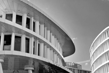 Modern bina. Modern ofis binası ile cam cephe. Siyah ve beyaz