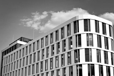 Modern bina. Modern ofis binası ile cam cephe. Siyah ve beyaz