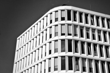 Modern bina. Modern ofis binası ile cam cephe. Siyah ve beyaz