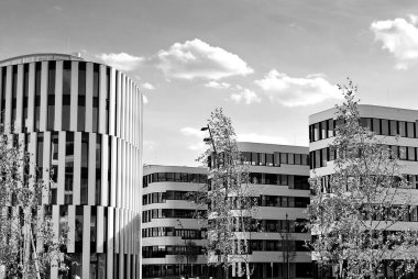 Modern bina. Modern ofis binası ile cam cephe. Siyah ve beyaz