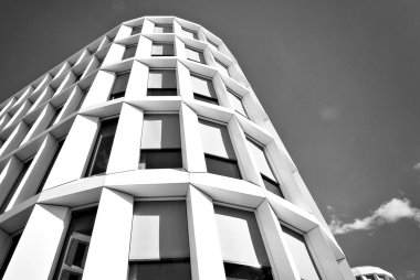 Modern bina. Modern ofis binası ile cam cephe. Siyah ve beyaz