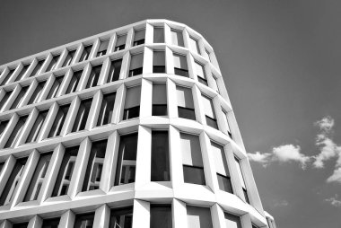 Modern bina. Modern ofis binası ile cam cephe. Siyah ve beyaz