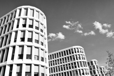 Modern bina. Modern ofis binası ile cam cephe. Siyah ve beyaz