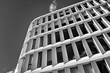 Modern bina. Modern ofis binası ile cam cephe. Siyah ve beyaz