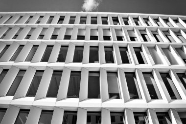 Modern bina. Modern ofis binası ile cam cephe. Siyah ve beyaz