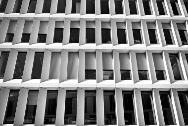 Modern bina. Modern ofis binası ile cam cephe. Siyah ve beyaz