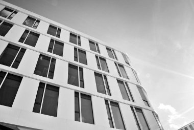 Modern bina. Modern ofis binası ile cam cephe. Siyah ve beyaz