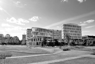 Modern bina. Modern ofis binası ile cam cephe. Siyah ve beyaz