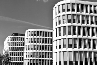 Modern bina. Modern ofis binası ile cam cephe. Siyah ve beyaz