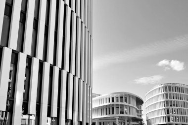 Modern bina. Modern ofis binası ile cam cephe. Siyah ve beyaz