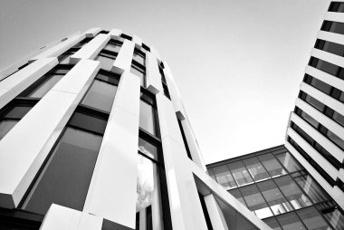 Modern bina. Modern ofis binası ile cam cephe. Siyah ve beyaz