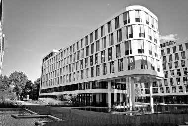 Modern bina. Modern ofis binası ile cam cephe. Siyah ve beyaz