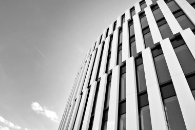 Modern bina. Modern ofis binası ile cam cephe. Siyah ve beyaz