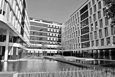 Modern bina. Modern ofis binası ile cam cephe. Siyah ve beyaz