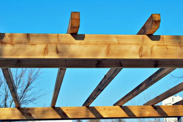 Construcción de tablones de madera sobre el fondo del cielo azul — Foto de Stock