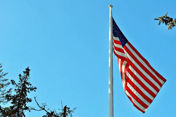 マストの上のアメリカの旗 — ストック写真